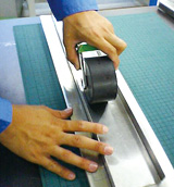 テープの剥離紙を剥がし、接合したい素材と貼り合わせ、ローラーなどで十分に圧着する